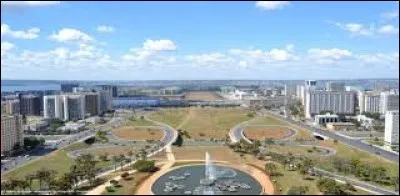 La capitale de ce pays fut construite durant les années 50.