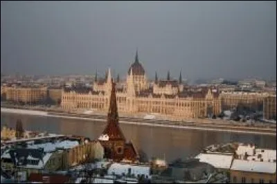 Cette grande ville européenne, arrosée par le Danube, est la capitale du peuple Magyar.