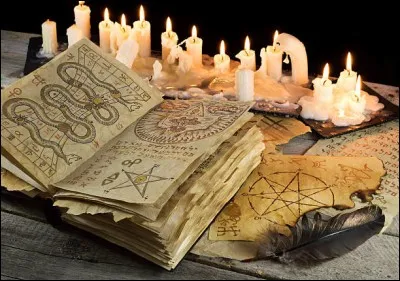 Lesquels de ces célébrissimes grimoires magiques existent ? (Plusieurs réponses possibles)