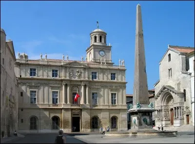On parle souvent de cette ville mais rarement de sa mairie... C'est ...
