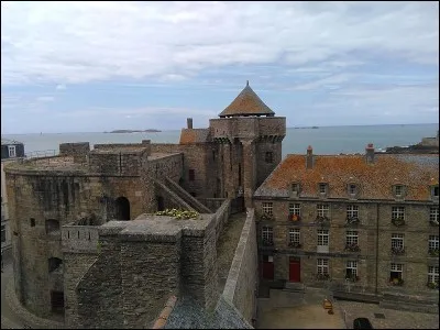 Ça sent le château fort et l'iode à plein nez... Où sommes-nous ?
