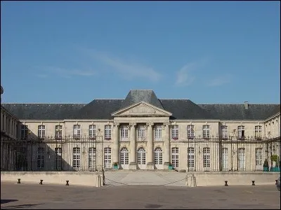 Un peu austère, mais néanmoins proustienne, cette mairie de ... (Complétez !)