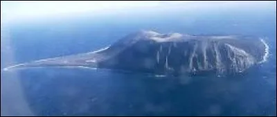 Cette petite île volcanique est apparue lors d'une éruption sous-marine en 1963...