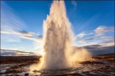 Ce geyser, situé à 60 kilomètres de Reykjavík, à la particularité...