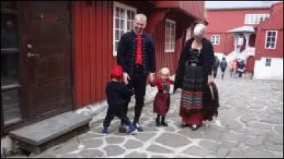 Du fait de son éloignement, la langue islandaise à peu évolu2 depuis 1000 ans. Quel autre territoire scandinave à une langue ressemblant à l'islandais ?