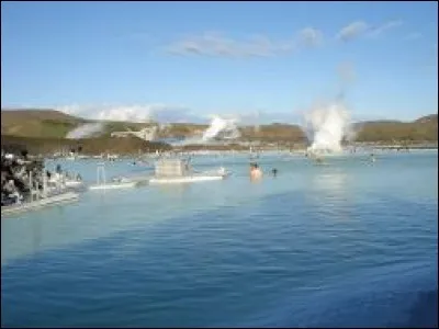 Cette station thermale se situe non loin de Reykjavik, dans le sud-ouest du pays, c'est...