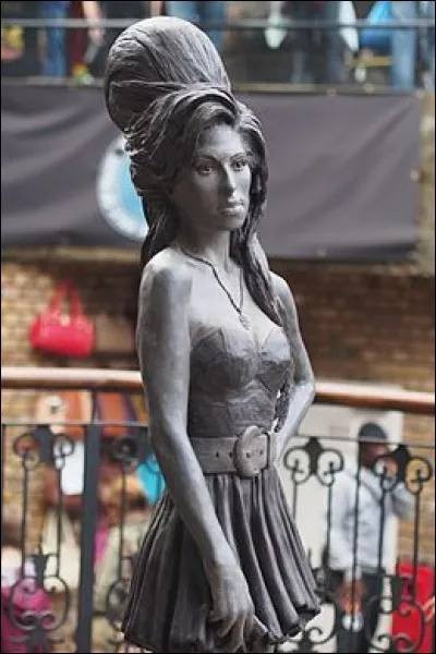 Quel est le nom de l'artiste qui a réalisé la statue d'Amy qui trône à Camden qui était son quartier fétiche ?
