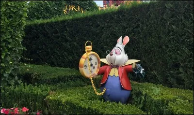 Dans quelle attraction pouvons-nous voir ce lapin qui est malheureusement toujours en retard ?