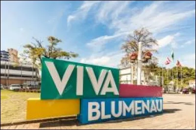 La ville de Blumenau se situe dans l'état de Santa Catarina. Elle a la particularité...