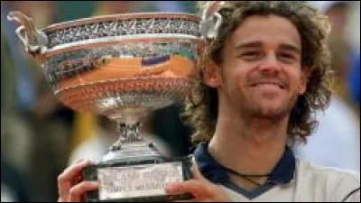 Le tennisman Gustavo "Guga" Kuerten remporta 3 fois les internationaux de France à Roland Garros. Durant sa riche carrière il a également réussi...