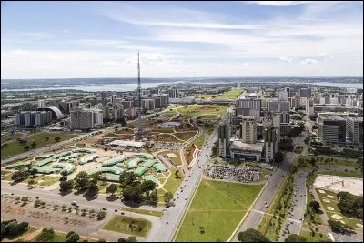 Quel président décida la construction de Brasilia qui deviendra la capitale du pays au début des années 60 ?