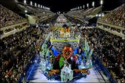 Lors du carnaval de Rio, les écoles défilent dans un bâtiment que l'on appelle...