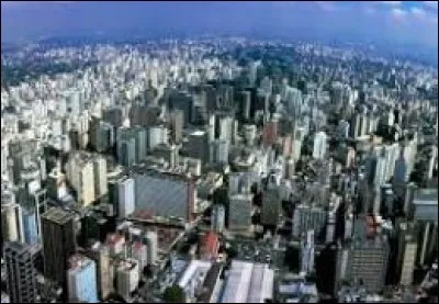 Sao Paulo est la ville la plus peuplée du pays. C'est également...