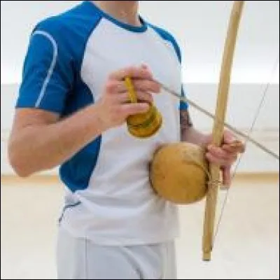 Cet instrument est utilisé pendant la Capoeira, l'art martial brésilien.