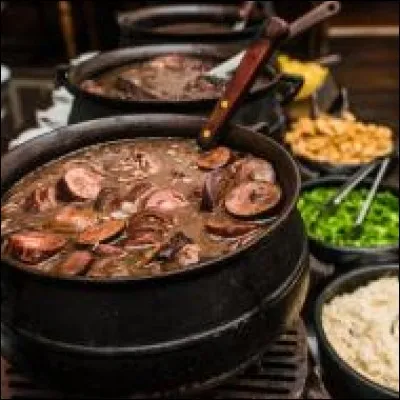 Le Brésil ne manque pas de spécialités culinaires. Le plat national s'appelle...