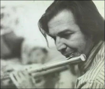 Il est considéré comme l'un des pères de la Bossa Nova. L'aéroport de Rio de Janeiro porte même son nom.