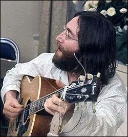 John Winston Lennon a t abattu par cinq balles de revolver le 8 dcembre 1980