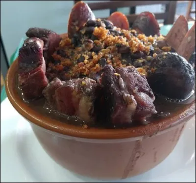 Ce plat de "feijoada" m'a l'air particulièrement riche en viandes variées : je doute qu'il s'en trouve autant dans les favelas et les "cortiços" de ...