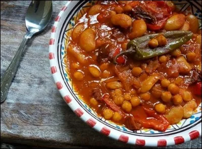 Les Marocains le revendique, tout comme les Tunisiens... Pendant qu'ils s'entêtent, les Algériens le mange ! Comment appelle-t-on ce plat qui peut être hautement épicé ?