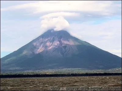 Où se trouve le volcan « Piton de la Fournaise » ?