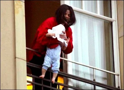 En 2002, Michael fait scandale en exhibant son plus jeune garçon du haut du balcon de sa chambre d'hôtel, mettant alors en péril la vie de son enfant. La photo a fait le tour du monde. Mais dans quelle ville s'est déroulé cet événement ?