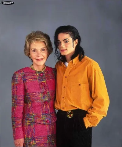 Quelle "First Lady" était une fan inconditionnelle de Michael au point de venir le voir régulièrement en studio ?