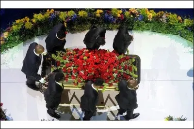 Pour les funérailles, dix sept mille billets d'accès ont été donnés au public. Mais comment ces billets ont-ils été attribués ?