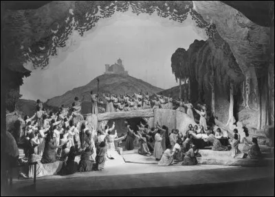 Quelle déesse maintient Tannhauser sous son charme ?