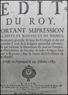 En 1685, Louis XIV fit rédiger cet édit interdisant la pratique de la religion protestante en France et qui révoqua l'édit de Nantes institué en 1598...