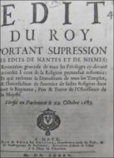 En 1685, Louis XIV fit rédiger cet édit interdisant la pratique de la religion protestante en France et qui révoqua l'édit de Nantes institué en 1598...