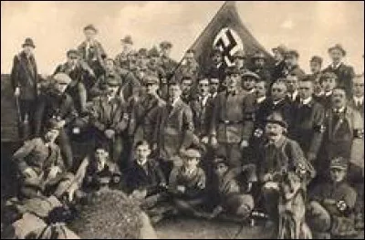 En juillet 1921, Eckart découvre que le chef du parti, Anton Drexler, veut fusionner avec d'autres partis. Hitler démissionne par colère et n'accepte de revenir que s'il est nommé chef du parti avec les plein pouvoirs. Le parti est soumis au vote et 543 voix sur 544 acceptent de l'en rendre président. Röhm, de son côté, met en place la Section de Sport, mais sous quel nom la connaît-on désormais ?