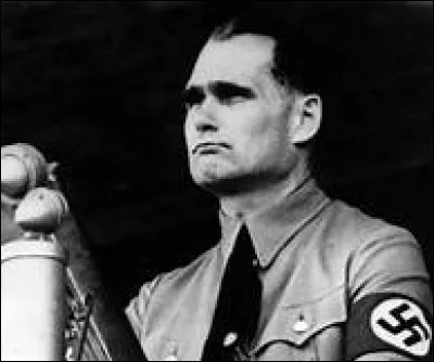 Dans la même pièce se tient un jeune étudiant encore à l'université, Rudolf Hess, qui est également captivé par le discours de l'ex-espion. Jeune, influençable, il tombe sous le charme de cet orateur. Hess vient d'une famille très riche et fut un soldat exemplaire pendant la guerre. Il tombera amoureux de ce Messie et en deviendra un des premiers disciples. À quel âge Himmler l'y suivra-t-il ?