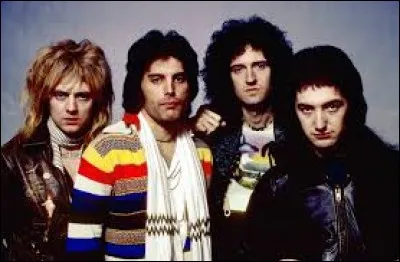 Lequel de ces hommes ne fait pas partie du quatuor que forme le groupe Queen ?