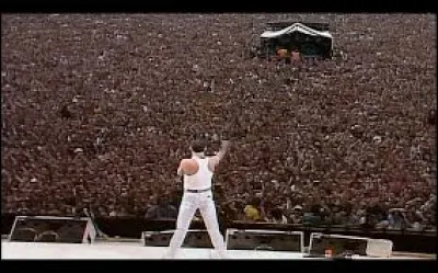 Quel est le nom du stade où Queen s'est produit en 1985 en faveur du Live Aid, et où Freddie a assuré une performance mondialement reconnue, faisant taper dans les mains plus de 80 000 spectateurs sur "Radio Ga Ga" ?