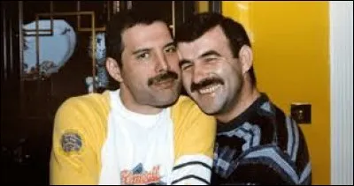 Outre l'Angleterre, dans quel autre pays résidait-il le plus souvent avec son compagnon Jim Hutton ?