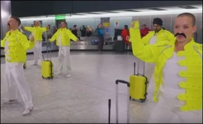 En 2018, une vidéo a fait le buzz montrant un groupe de gens rendant un hommage à Freddie sur leur lieu de travail. Déguisés en Freddie, reprenant sa gestuelle et dansant et chantant sur une de ses chansons, de quel corps de métier s'agissait-il ?