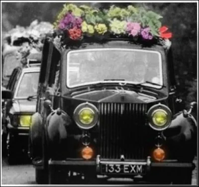 Selon le rite de quelle religion ont été orchestrées les funérailles de Freddie ?