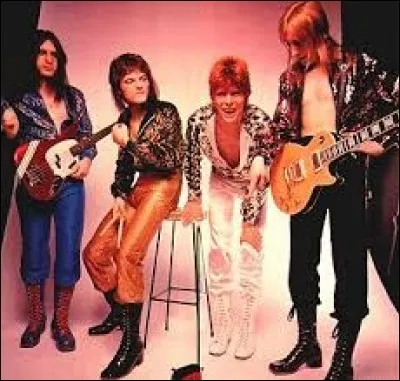 Comment s'appelait le groupe formé au côté de David composé de Mick Ronson, Trevor Bolder et Woody Woodmansey ?