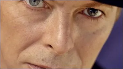 Qu'est-ce qui est à l'origine de l'accident qui lui causa ce problème de pupille perpétuellement dilatée ?