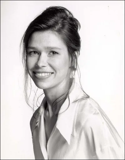 Je suis une femme. Artiste dans l'âme, j'exerce en tant que peintre. Vice-présidente du Royal Ballet, j'ai deux fils avec un ancien acteur britannique.
Qui suis-je ?