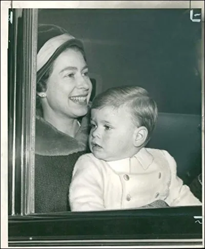 Je suis un homme. Né en 1960, j'ai eu deux filles avec une rousse gaffeuse. Ma femme a été surprise en fâcheuse posture avec son conseiller financier en 1992, mais nous avons continué à vivre ensemble malgré le divorce.
Qui suis-je ?