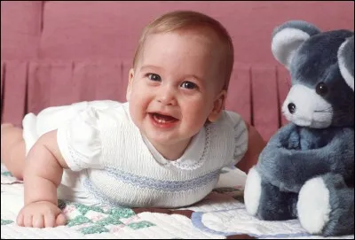 Je suis un homme. Né le jour de la fête de la musique 1982, j'ai épousé mon amour de fac. En Écosse, je suis le Comte de Strathearn. 
Qui suis-je ?