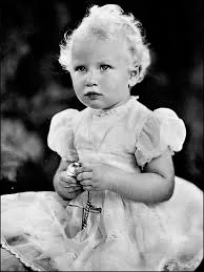 Je suis une femme. J'ai été victime d'une tentative d'enlèvement en 1974. Je suis marraine de l'équipe de rugby écossaise bien que mon gendre ait joué pour l'Angleterre.
Qui suis-je ?