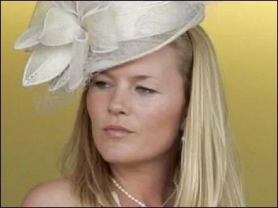 Je suis une femme. Canadienne et catholique, j'ai dû me convertir pour mon mariage. Je me suis mariée en 2008 au château de Windsor. Les photos de mon mariage sont parues dans "Hello!".
Qui suis-je ?