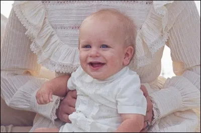 Je suis un homme. Je suis le premier né des petits-enfants de la reine. Je ne porte aucun titre royal mais j'ai épousé une canadienne. 
Qui suis-je ?