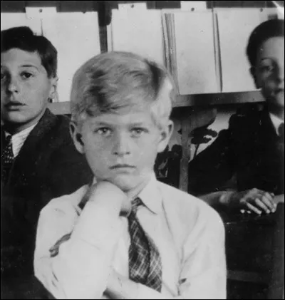 Je suis un homme, né en 1921 sur la table de la salle à manger de mes parents. Mes surs ont épousé des nazis mais j'ai lié mon destin à l'Angleterre. 
Qui suis-je ?