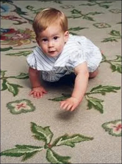 Je suis un homme. Né en 1984, j'ai perdu ma mère jeune. Sportif, je me suis engagé auprès des blessés de guerre.
Qui suis-je ?