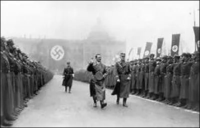 Pendant ce temps, Goebbels se fait embaucher dans un journal et laisse transparaître ses idées antisémites. Il découvre qu'il peut aussi galvaniser les foules, comme Hitler. Le 20 décembre à 12h15, après une détention de 9 mois, Hitler est libéré, laissant Hess en prison. L'Allemagne a changé, la République de Weimar s'est renforcée ; lors des élections de 1924, le parti nazi récolte :