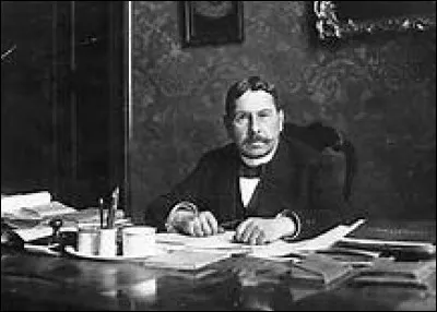 Hitler quitte le bar tandis que Ludendorff et Göring gèrent la situation, ou semblent la gérer car lorsque Göring va chercher à boire pour ses hommes, Ludendorff va accepter :