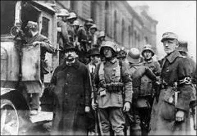 Lors de leur marche vers le centre de Munich, les nazis sont accueillis par la police, armée jusqu'aux dents. Elle ouvre le bal et parvient à blesser Göring sévèrement à la jambe (il parvient seulement à ramper ensuite). Combien de nazis seront tués dans cette bagarre ?